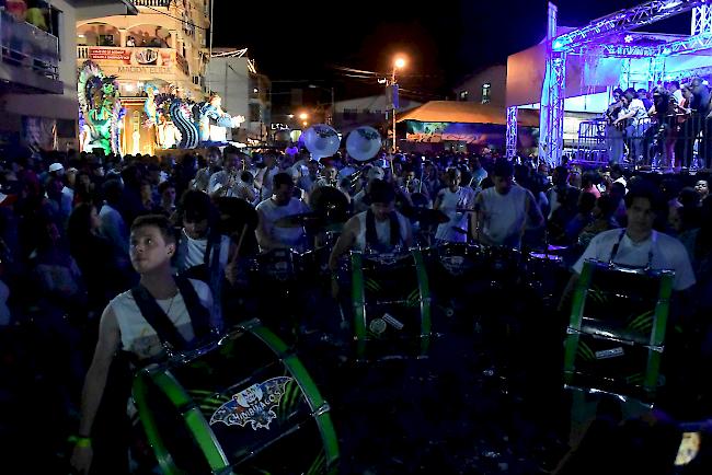 Unschweizerisch. Um am Umzug teilnehmen zu können, mussten sich die Tärbiner für eines der beiden Carneval-Lager entscheiden.  