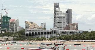 In der thail&auml;ndischen Touristenhochburg Pattaya soll ein Schweizer jahrelang &uuml;ber 80 Buben sexuell missbraucht haben. Nun wird der Mann im Kanton Freiburg vor Gericht gestellt.