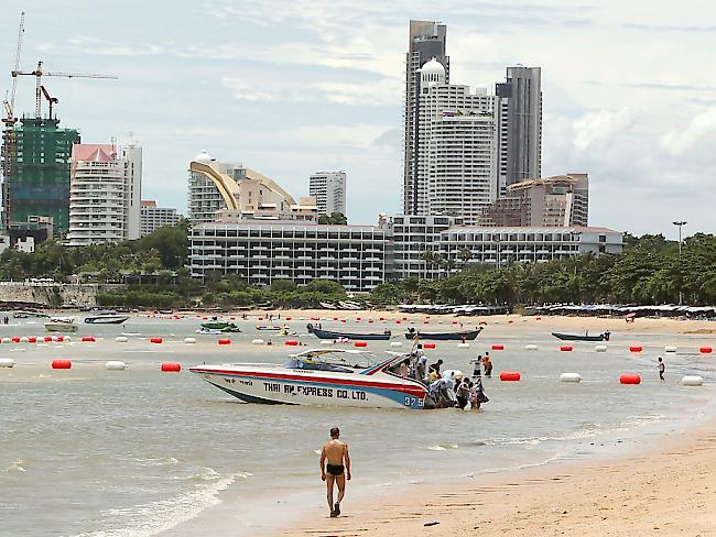 In der thailändischen Touristenhochburg Pattaya soll ein Schweizer jahrelang über 80 Buben sexuell missbraucht haben. Nun wird der Mann im Kanton Freiburg vor Gericht gestellt.