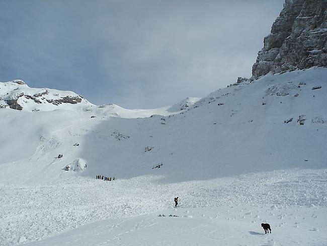 Die Kantonspolizei Wallis warnt nach den grossen Schneemengen vor möglichen Gefahren. (Symbolbild)