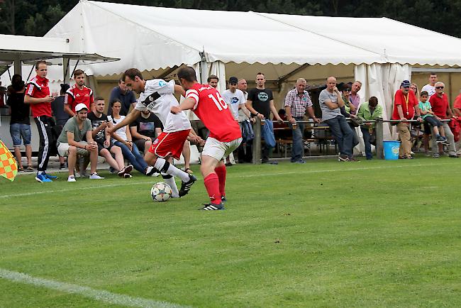 Kampf um den Ball. Drei Oberwalliser Zweitligisten und ein Drittligist starten am Wochenende in die Rückrunde. Im Bild der FC Raron im Spiel gegen den FC Steg am Turnier in Raron.