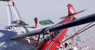 Beim Flugunfall auf dem Gebirgslandeplatz des Theodulgletscher am Freitag blieben Pilot und Passagier unverletzt. 