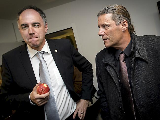 CVP-Kandidat Christophe Darbellay (links) machte im ersten Wahlgang der Walliser Regierungswahlen vor zwei Wochen das beste Resultat und ist praktisch schon gewählt, während der bisherige SVP-Staatsrat Oskar Freysinger um seine Wiederwahl zittern muss. (Archiv)