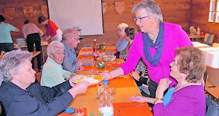 Zweitletztes Mal. Marianne Steiner, Initiantin des Mittagstisches in Erschmatt, serviert in der Burgerstube: Sie tut dies noch am kommenden &laquo;April-Mittagstisch&raquo;  &ndash;  und dann zieht sie sich zur&uuml;ck. 