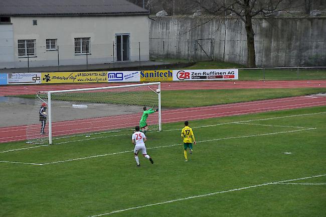 Torhüter Florian Zuber streckt sich vergebens: Aurélien Ziegler erzielt mit einem Traumfreistoss Echallens Führungstreffer im Cupmatch.