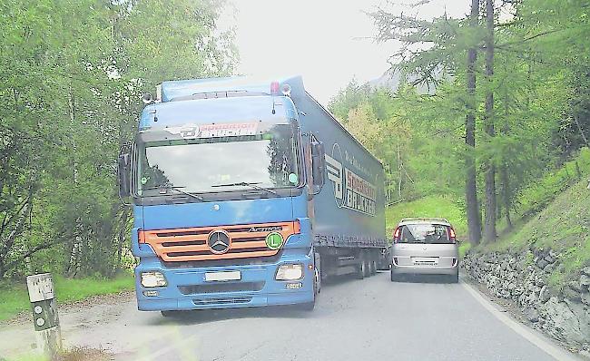 Ein Schwertransporter verkehrt auf der Strasse von Täsch nach Zermatt.