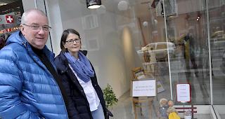 Alby Lambrigger und Verena Jossen-Gitz vor ihrem Werk an der Bahnhofstrasse 8.