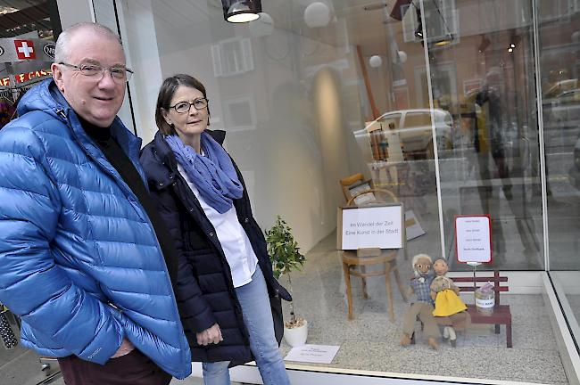 Alby Lambrigger und Verena Jossen-Gitz vor ihrem Werk an der Bahnhofstrasse 8.