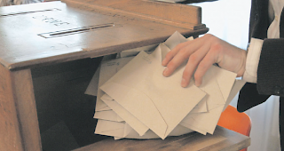 Um zuk&uuml;nftig im Wahlf&auml;lschungen im Kanton Wallis zu verhindern, soll bei brieflicher Stimmabgabe neben der Unterschrift auf der Stimmkarte eine Etikette angebracht werden, 