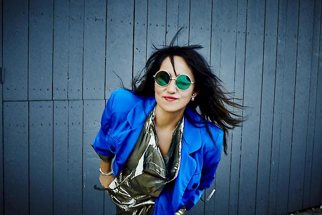 KT Tunstall.  Wer reitet so spät auf einem schwarzen Pferd um die Kirschbäume herum? Es ist KT Tunstall und niemand weiss warum. Neben « Black Horse And The Cherry Tree» gehört «Suddenly I see» zu den grössten Hits der Schottin. Sie spielt am 6. April im «Alex». 