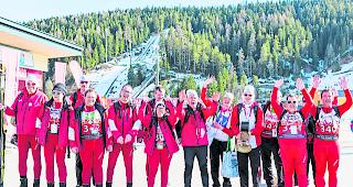 Eindr&uuml;ckliches Erlebnis. Das Oberwalliser Langlaufteam mit Coach Karl Schmidt. 