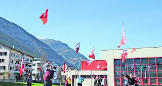 Hoch in die Luft. Die Sch&uuml;ler beendeten ihre neu gelernte Choreografie mit dem ber&uuml;hmten Pilatusstich. 