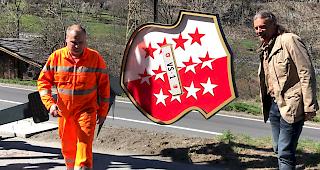 Das Mahnmal wird im Beisein von Staatsrat Oskar Freysinger aufgestellt.