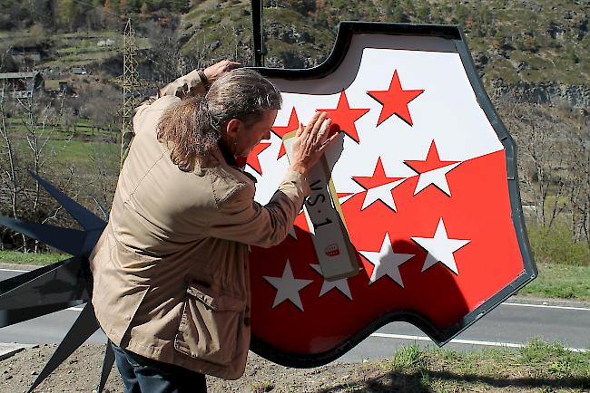 Hält. Oskar Freysinger gebührte die Ehre, das Schild zu befestigen.