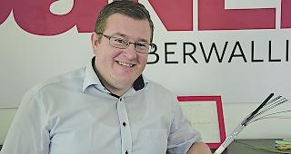 Martin Nanzer, Gesch&auml;ftsf&uuml;hrer der Danet Oberwallis AG, erkl&auml;rt, warum das Thel keinen Glasfaseranschluss erh&auml;lt.
