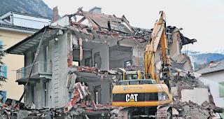 Abbruch. Gnadenlos greift der Abbruch-Bagger zu. Mit den Mauern schwinden auch Erinnerungen f&uuml;r Bewohner und Anwohner. 