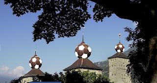 Drei Fussb&auml;lle ersetzen die Zwiebeln auf dem Briger Stockalperschloss.