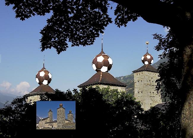 Drei Fussbälle ersetzen die Zwiebeln auf dem Briger Stockalperschloss.