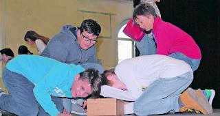 H&ouml;ren. Was f&uuml;r T&ouml;ne und Kl&auml;nge verstecken sich wohl in dieser Schachtel? 