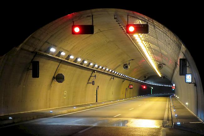 Verfolgungsjagd durch den Autobahntunnel bei Siders. Die Polizei sucht derzeit nach zwei Fahrzeuginsassen (Symbolbild). 


