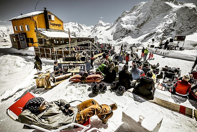 Auch bei der Gandegghütte ist die Bühne im Bann der Musik.