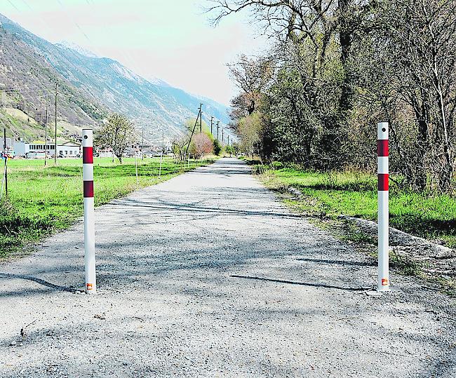 Die Barrieren sind weg, neu garantieren Pfosten das Fahrverbot.