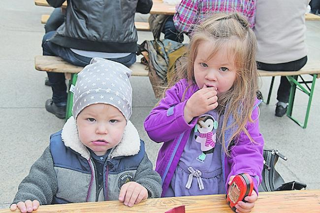 Nils (2) und Hanna (3) Kalbermatten aus Brigerbad.