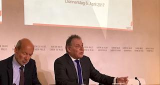 Professor Kurt Nuspliger und Staatsrat Jacques Melly bei der Pr&auml;sentation des Expertenberichts.  