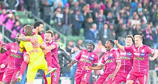 &laquo;Lass dich feiern, Junge&raquo;. Konat&eacute;, Carlitos, Zverotic, Pa Modou, Ad&atilde;o, Salatic und Ziegler best&uuml;rmen den Penalty-Helden Mitrjuschkin.  