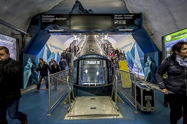 Die Hörer bei der Standseilbahn auf dem Weg zurück nach Zermatt.