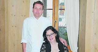 Daniel und Ingrid Bumann verlassen das &laquo;Chesa Pirani&raquo;.