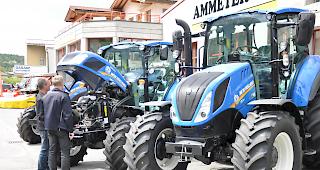 Besucher fachsimpeln &uuml;ber die "New Holland"-Traktoren.