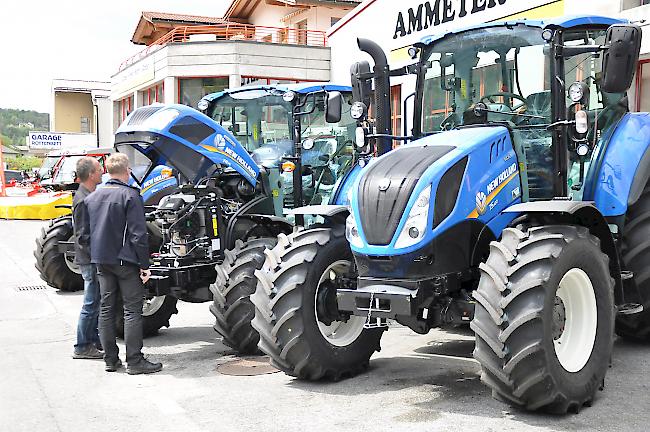 Besucher fachsimpeln über die "New Holland"-Traktoren.