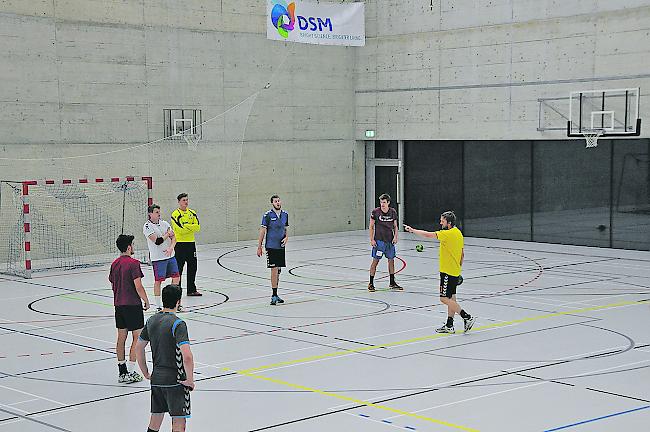 Trainer Robert Kieliba (ganz rechts) gibt den Spielern des KTV Visp Anweisungen.