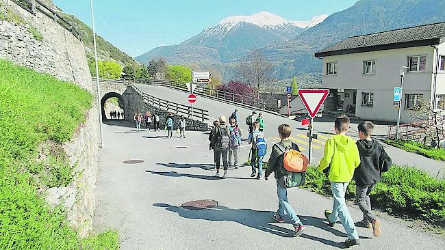 Die Kinder beim Fussmarsch auf dem ehemaligen Bahntrassee.