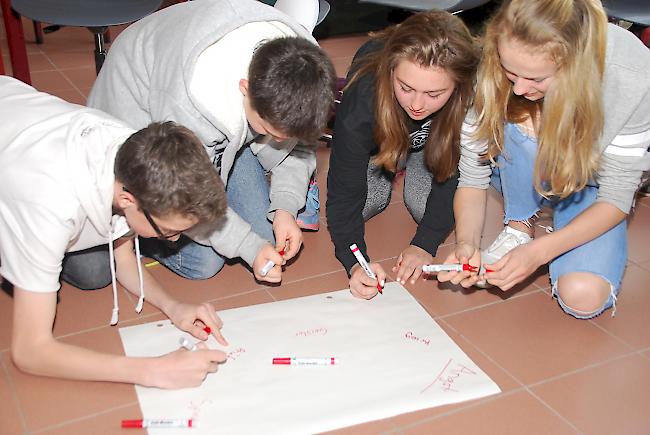 In einer Übung setzen sich die Schüler mit persönlichen Ängsten auseinander und erhalten Tipps, wie man diesen begegnen kann. 