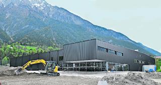 Imposanter Bau. Die H&uuml;lle steht, in der Umgebung wird fleissig gebaggert. Im September wird die neue Brig-Gliser Arena feierlich eingeweiht. 