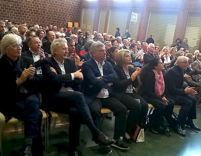 Zahlreiche Gäste bei der Eröffungsfeier des Roggenzentrums in Erschmatt.