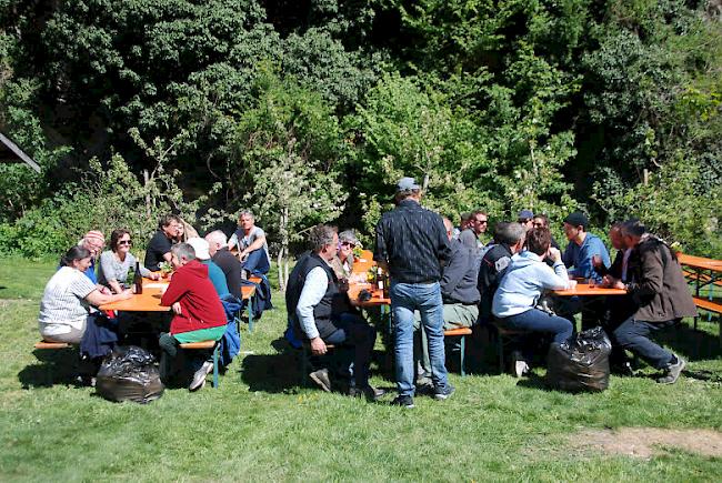 Austausch und Geselligkeit. Besucher am Tag der offenen Tür in Visp.