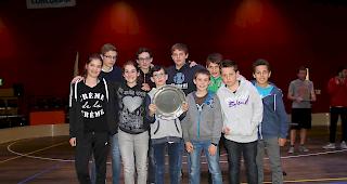 Die Spieler des UHC Embd Devils wurden Meister bei den Junioren.