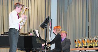 Meisterlich. Fabio Imseng holte sich auf dem Althorn den Schweizer Meistertitel bei den Junioren. Rechts im Bild die begleitende Pianistin sowie Musiklehrer Christian Pfammatter. 
