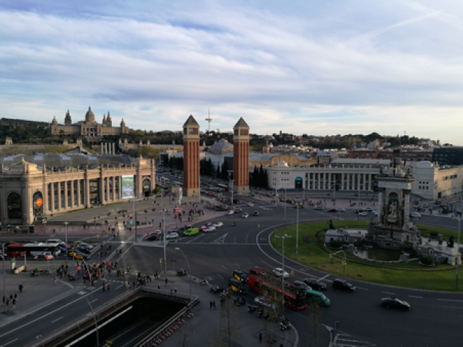 «Aussicht von der alten Stierkampfarena auf die Placa Espanya mit dem Museu National d