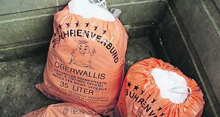 Die Bev&ouml;lkerung von Brig-Glis darf Abfalls&auml;cke ab sofort zeitiger an der Strasse deponieren (Archiv). 