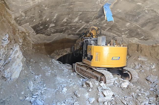 Zehn Bagger stehen im Einsatz, um den Tunnel auszuhöhlen.