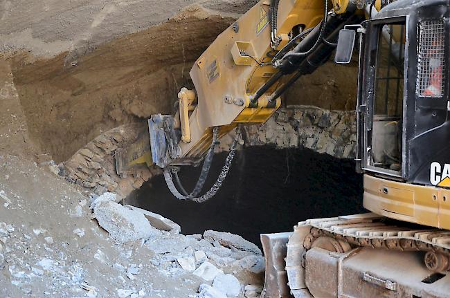 Zehn Bagger stehen im Einsatz, um den Tunnel auszuhöhlen.