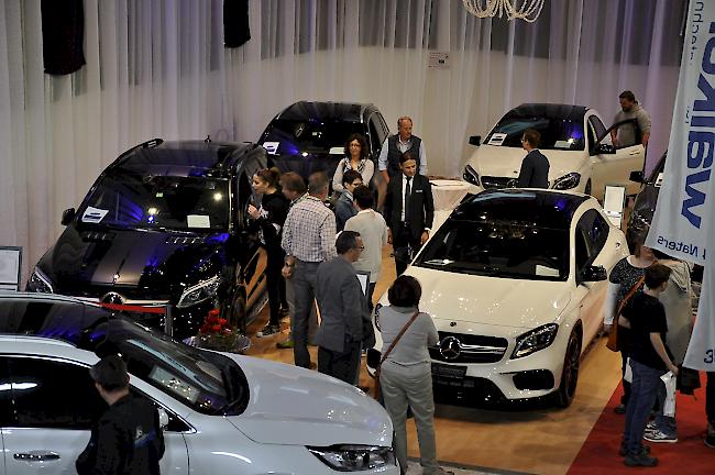 Der Stand mit Autos samt Stern präsentierte sich in besonderem Licht und Glanz.