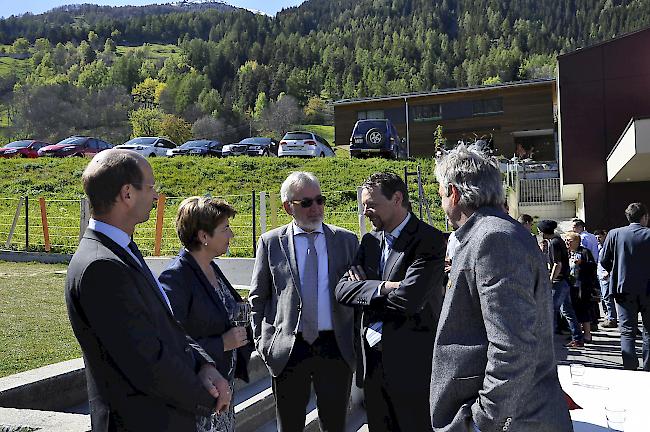 VWMU-Präsident Stefan Imhof (Zweiter von rechts) im Gespräch mit Ständerat Beat Rieder, Nationalrätin Viola Amherd, Raphy Coutaz, Präsident Sekretariat Büro des Métiers, und Grossratspräsident Diego Wellig (von links).