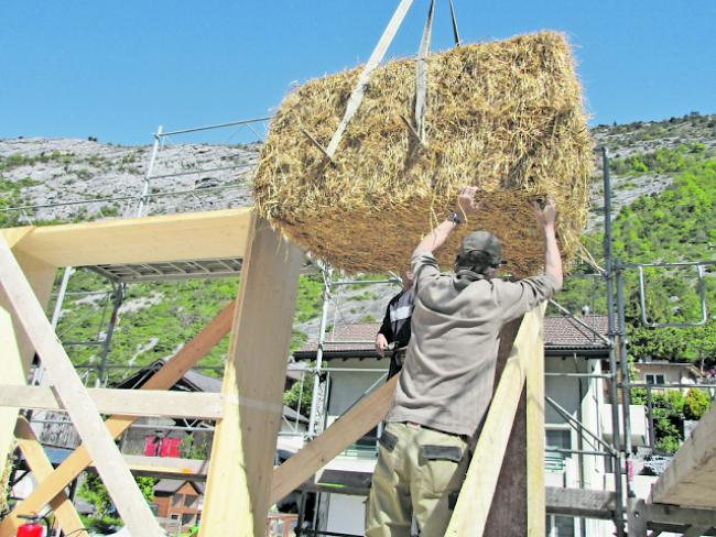 Isoliert Dach und Wände. Wichtig sei, dass die Strohballen alle am gleichen Tag mit der gleichen Maschine gepresst werden, so Karlen.