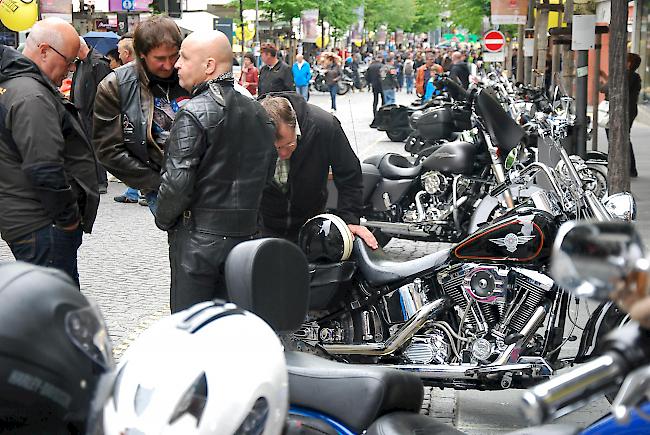 Dutzende verschiedene Maschinen säumten die Briger Bahnhofstrasse. 