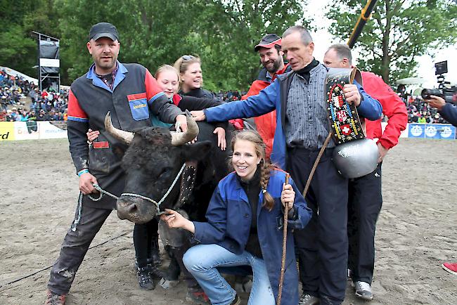 Freude herrscht. «Sina» holt sich den Titel einer Nationalen Königin in der Kategorie III. Es freuen sich (von links) Martin, Svenja und Caroline Leiggener, Barbara Wyssen, Mario und Erno Leiggener sowie Remo Schmidt.